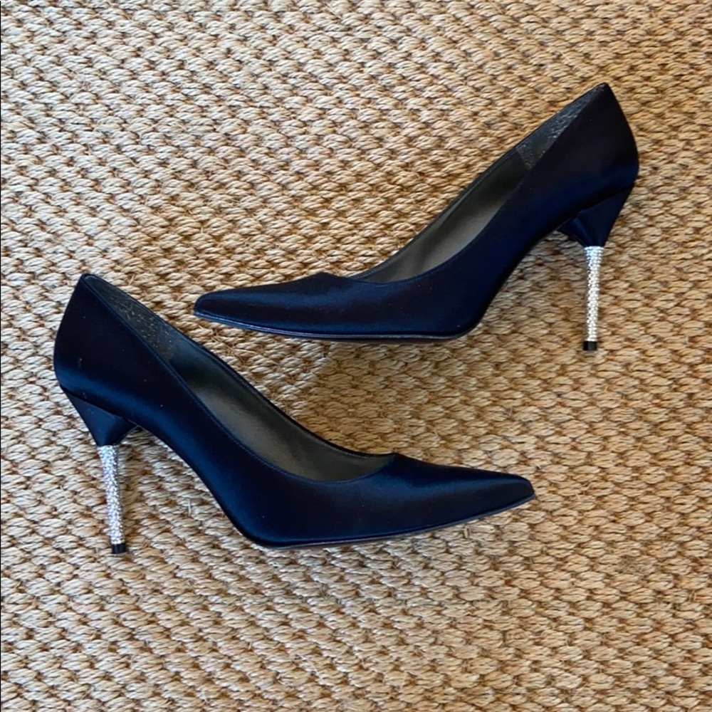 Stuart Weizmann . Black pumps